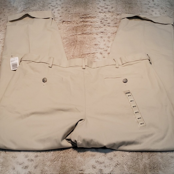 Dockers Relaxed Fit Chino Beige Khaki Cuffed Pant Size 38x32 New With Tags - Picture 4 of 4